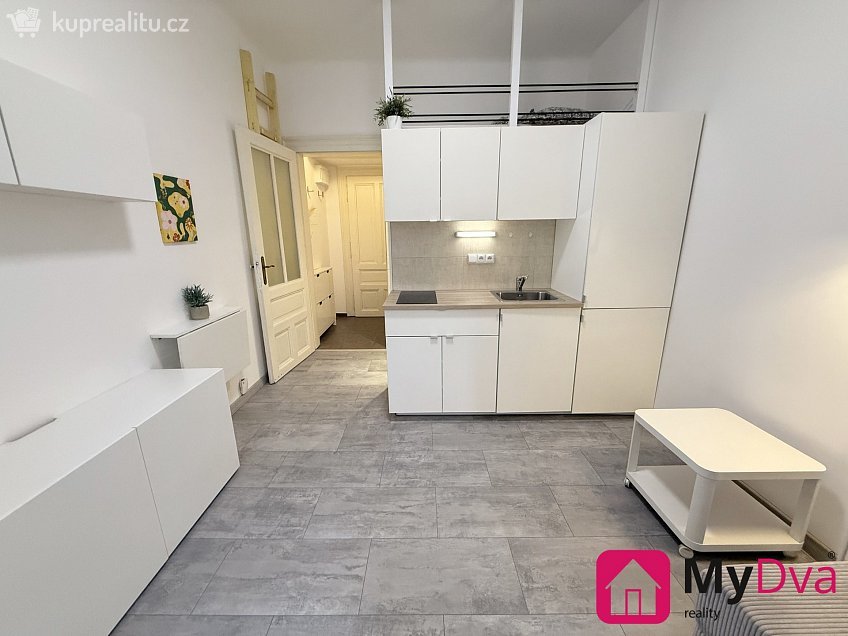 Pronájem bytu 1+kk 30 m^2 Na spojce, Praha 