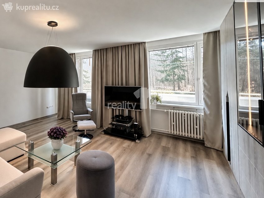 Pronájem bytu 3+kk 68 m^2 Hornoměcholupská, Praha 15 