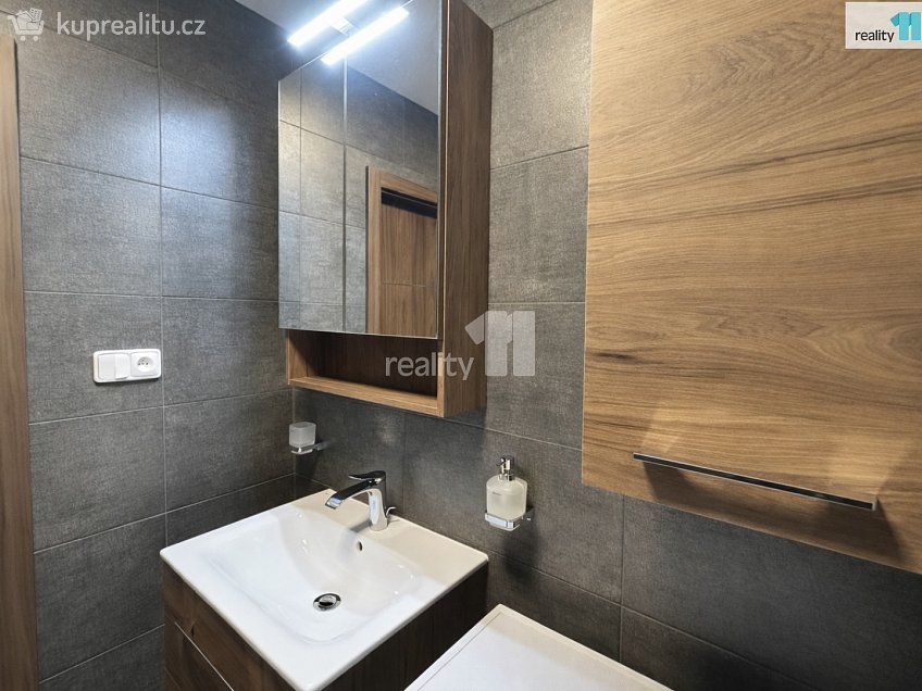 Pronájem bytu 3+kk 68 m^2 Hornoměcholupská, Praha 15 