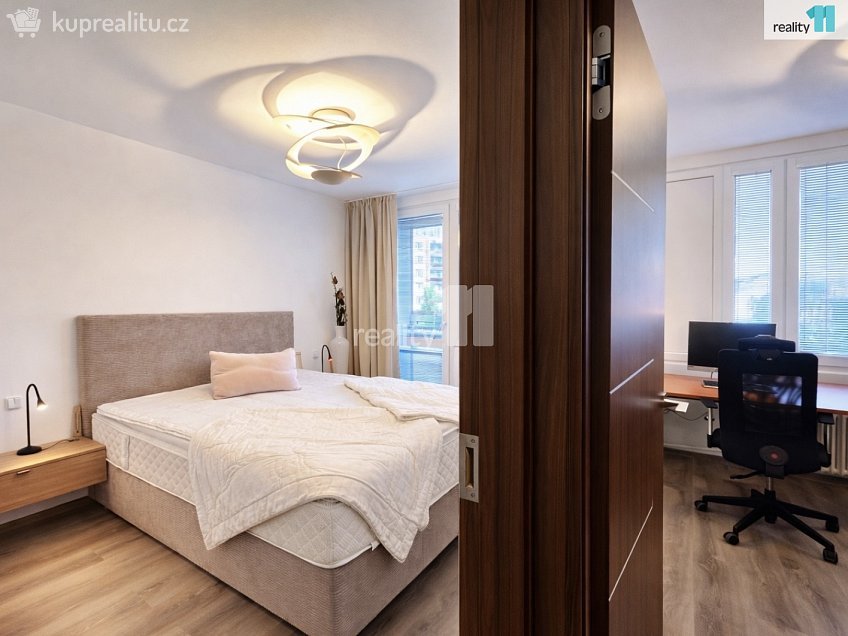 Pronájem bytu 3+kk 68 m^2 Hornoměcholupská, Praha 15 