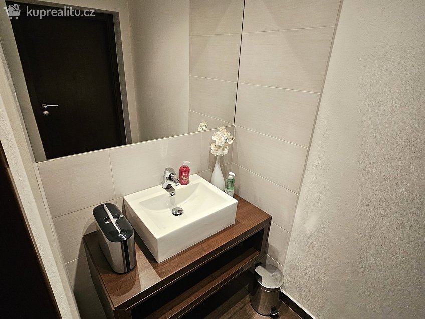 Pronájem  obchodních prostor 40 m^2 Ruská 608, Mariánské Lázně 