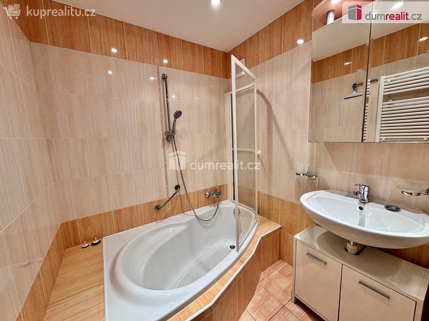 Pronájem bytu 3+1 70 m^2 Chotovická, Praha 8 