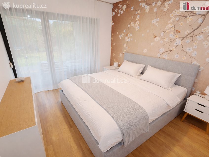 Pronájem bytu 3+kk 72 m^2 Štolcova, Praha 12 