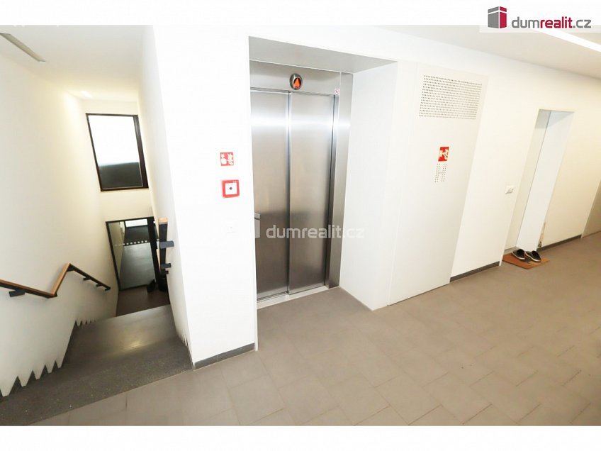 Pronájem bytu 3+kk 72 m^2 Štolcova, Praha 12 