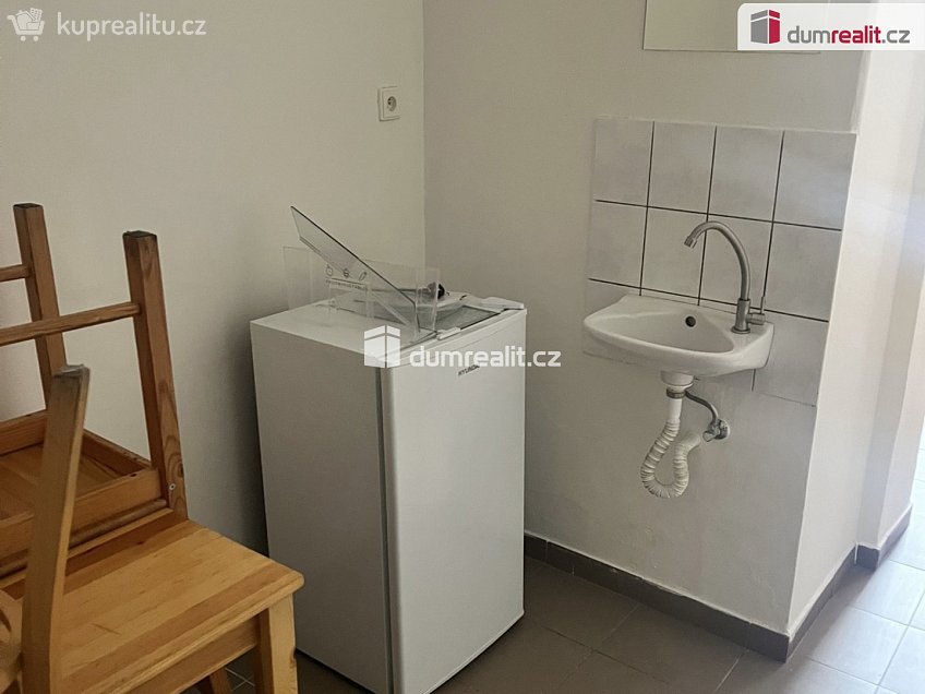 Pronájem bytu 1+kk 15 m^2 Cukrovarská, Praha-Čakovice 