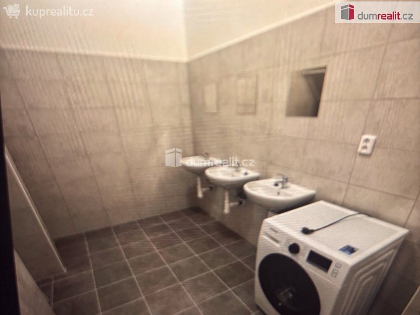 Pronájem bytu 1+kk 15 m^2 Bratří Venclíků, Praha 14 