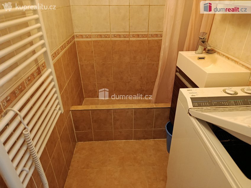 Pronájem bytu 2+kk 43 m^2 Urbánkova, Praha 12 