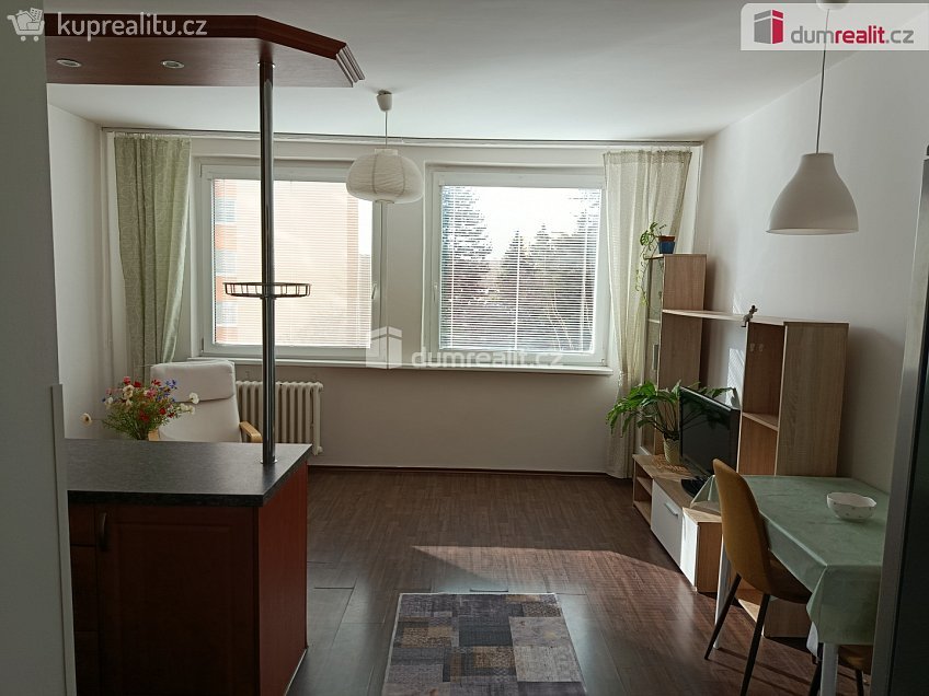 Pronájem bytu 2+kk 43 m^2 Urbánkova, Praha 12 