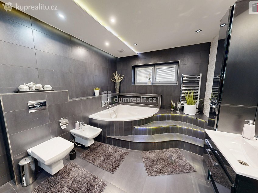 Prodej  rodinného domu 237 m^2 Hřbitovní, Vítkov 