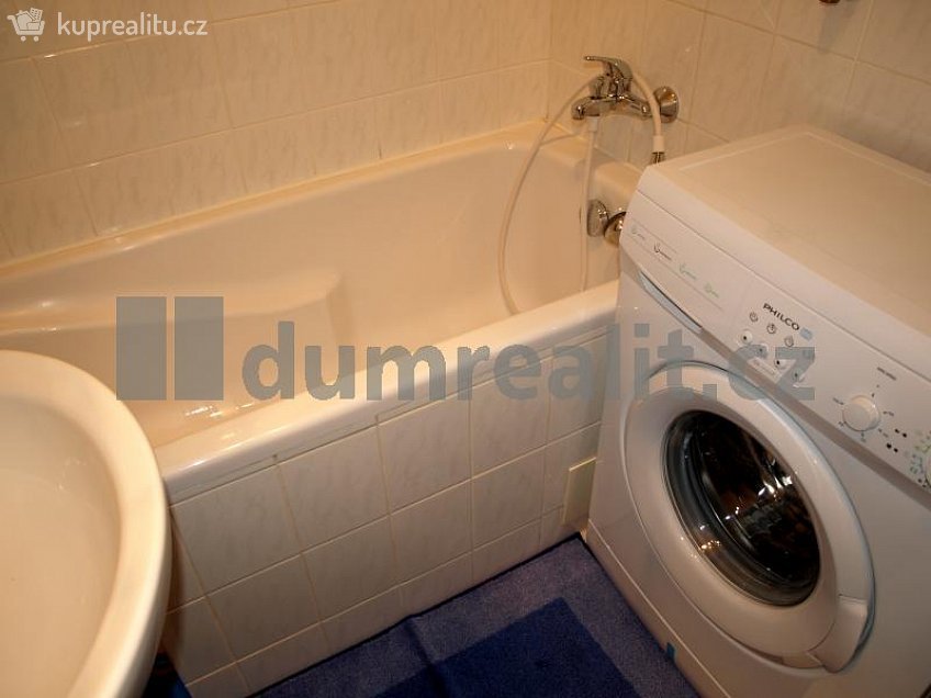 Pronájem bytu 2+1 56 m^2 Skřivanská, Praha 10 