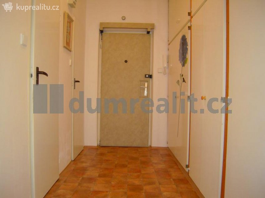 Pronájem bytu 2+1 56 m^2 Skřivanská, Praha 10 