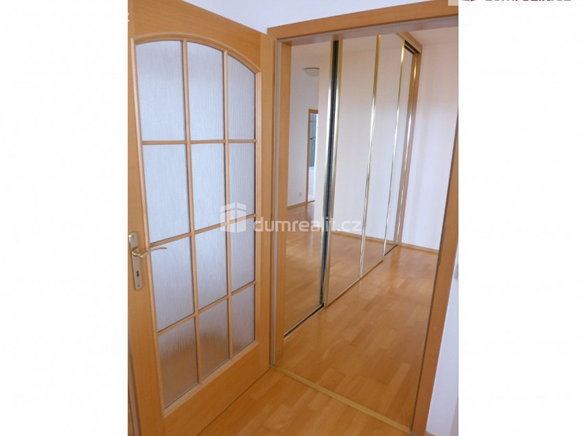 Pronájem bytu 2+kk 76 m^2 Na okraji, Praha 6 