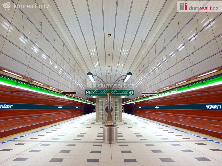 Pronájem bytu 2+kk 76 m^2 Na okraji, Praha 6 