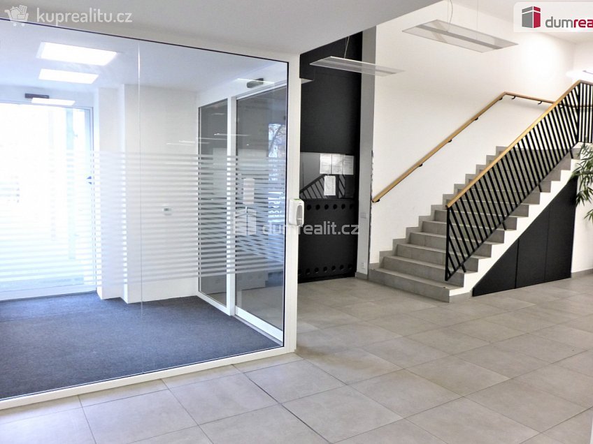 Pronájem bytu 2+kk 76 m^2 Na okraji, Praha 6 