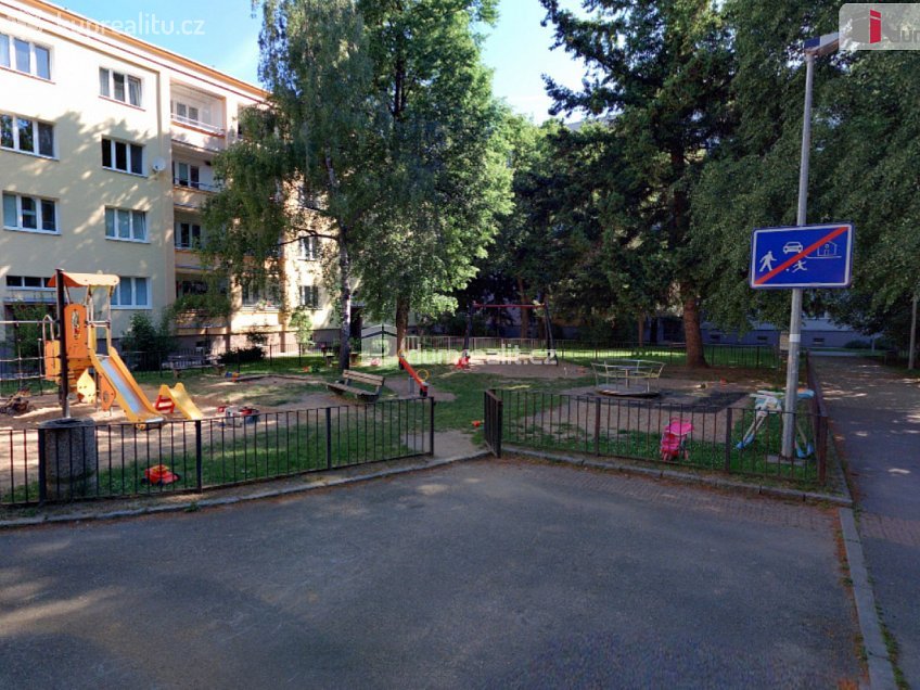 Pronájem bytu 2+kk 76 m^2 Na okraji, Praha 6 