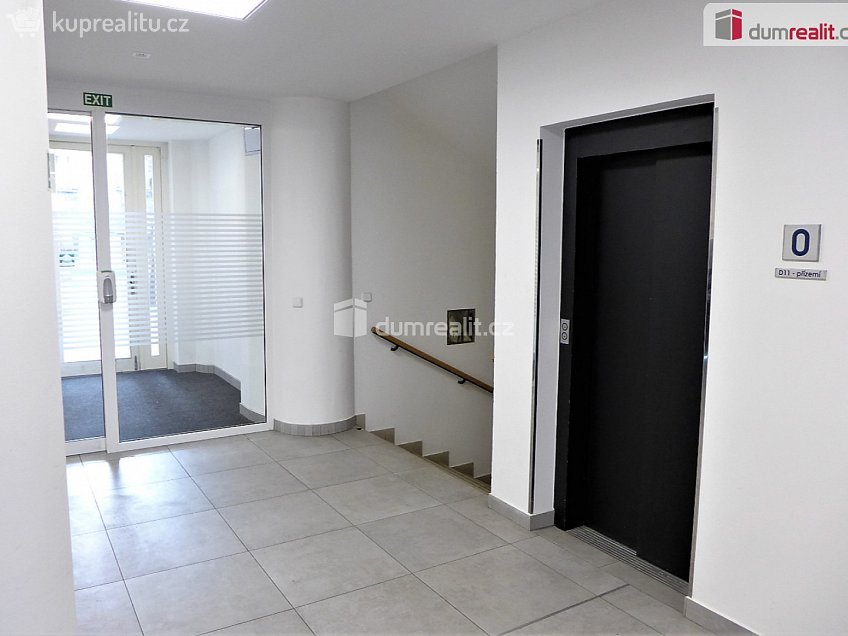 Pronájem bytu 2+kk 76 m^2 Na okraji, Praha 6 