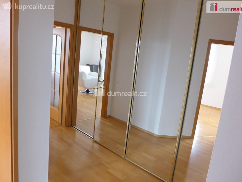 Pronájem bytu 2+kk 76 m^2 Na okraji, Praha 6 