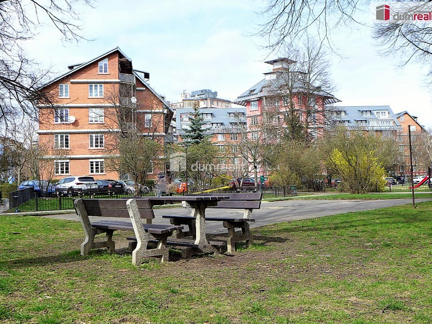 Pronájem bytu 2+kk 76 m^2 Na okraji, Praha 6 