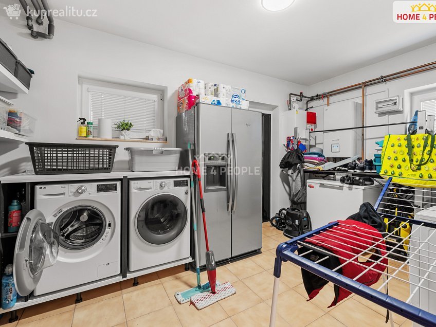 Prodej  rodinného domu 395 m^2 Na Stráňkách, Praha 12 