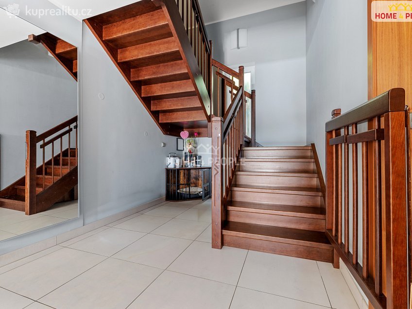 Prodej  rodinného domu 395 m^2 Na Stráňkách, Praha 12 