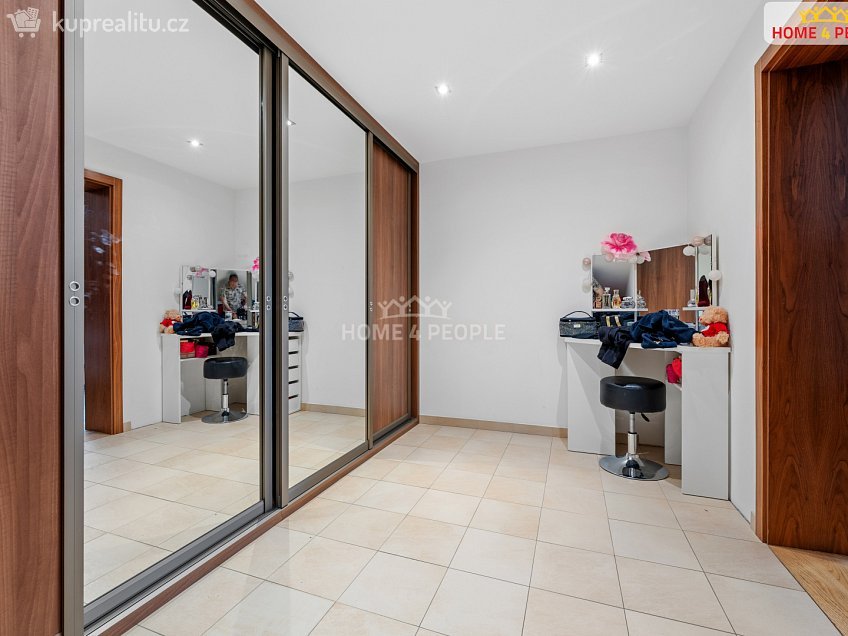 Prodej  rodinného domu 395 m^2 Na Stráňkách, Praha 12 