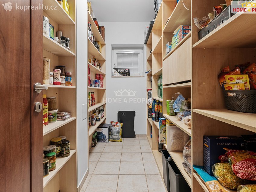 Prodej  rodinného domu 395 m^2 Na Stráňkách, Praha 12 