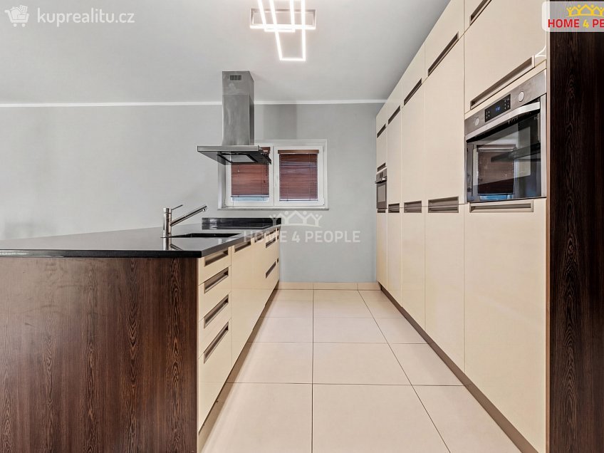 Prodej  rodinného domu 395 m^2 Na Stráňkách, Praha 12 