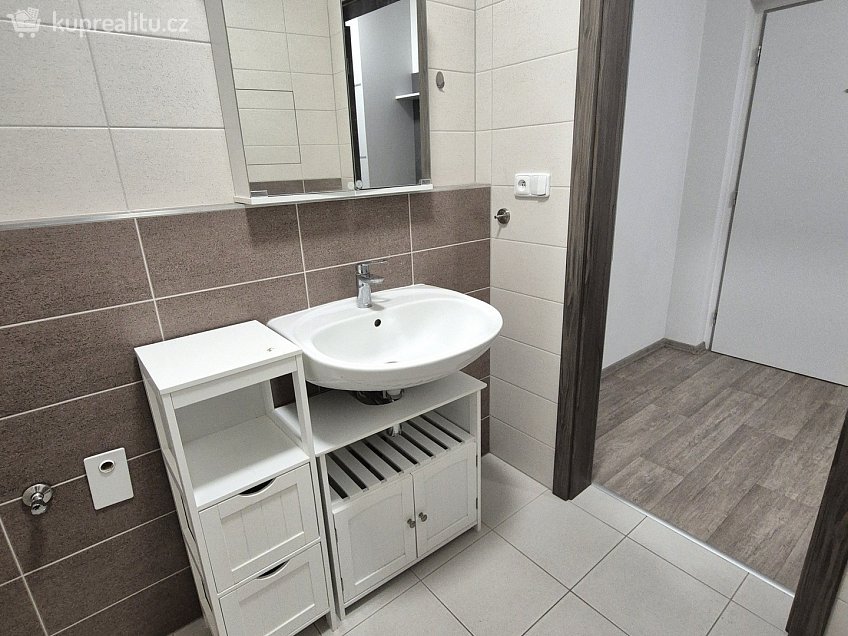 Pronájem bytu 1+kk 44 m^2 Dukelská, Cheb 