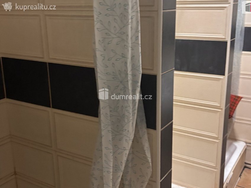 Pronájem bytu 1+kk 15 m^2 Mezi úvozy, Praha 20 