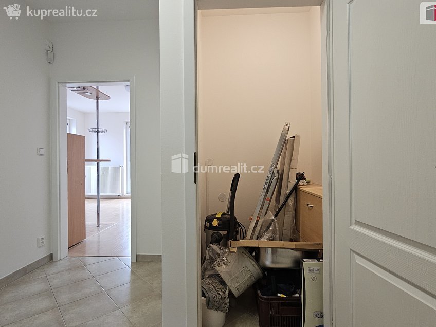 Pronájem bytu 2+kk 53 m^2 Velenovského, Praha 10 