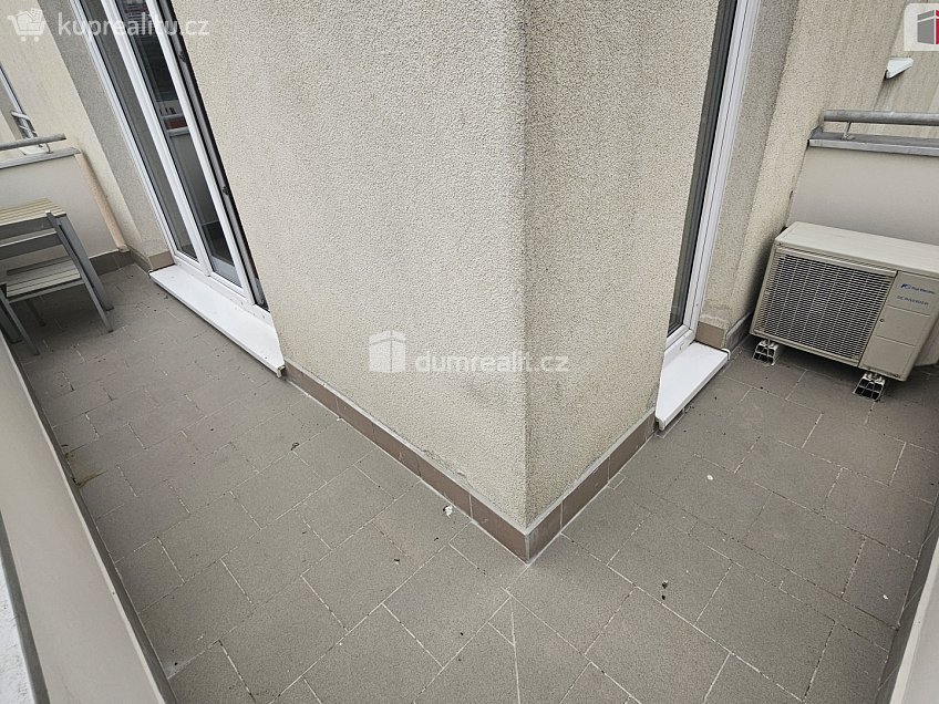 Pronájem bytu 2+kk 53 m^2 Velenovského, Praha 10 