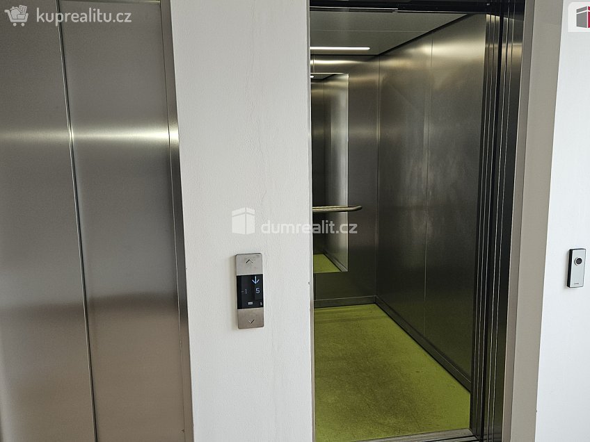 Pronájem bytu 2+kk 53 m^2 Velenovského, Praha 10 