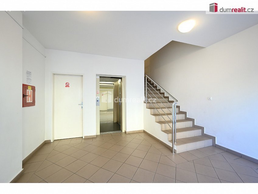 Prodej  garáže 13 m^2 náměstí Josefa Machka, Praha 5 