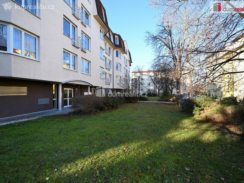 Prodej  garáže 13 m^2 náměstí Josefa Machka, Praha 5 