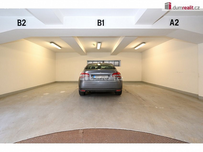 Prodej  garáže 13 m^2 náměstí Josefa Machka, Praha 5 