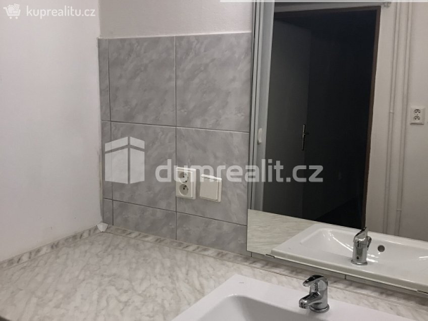 Pronájem bytu 1+kk 25 m^2 Šaldova, Praha 8 