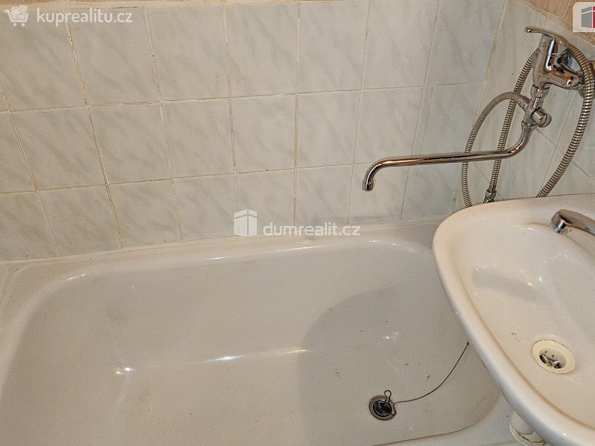 Pronájem bytu 1+kk 38 m^2 Nedašovská, Praha-Zličín 