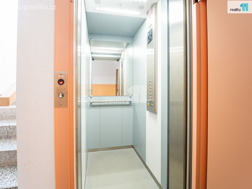 Prodej bytu 3+1 71 m^2 Pod Makovým vrchem, Holýšov 