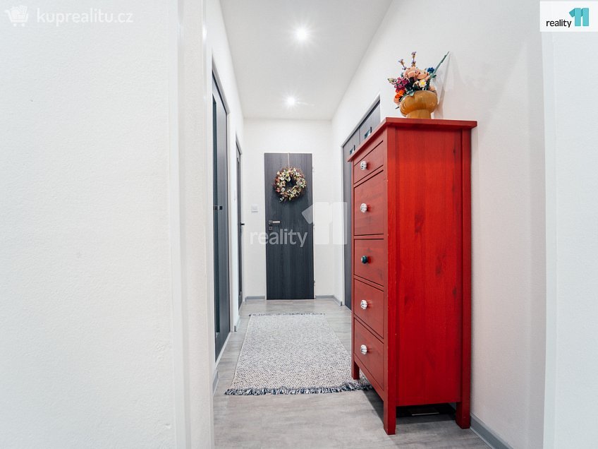 Prodej bytu 3+1 71 m^2 Pod Makovým vrchem, Holýšov 