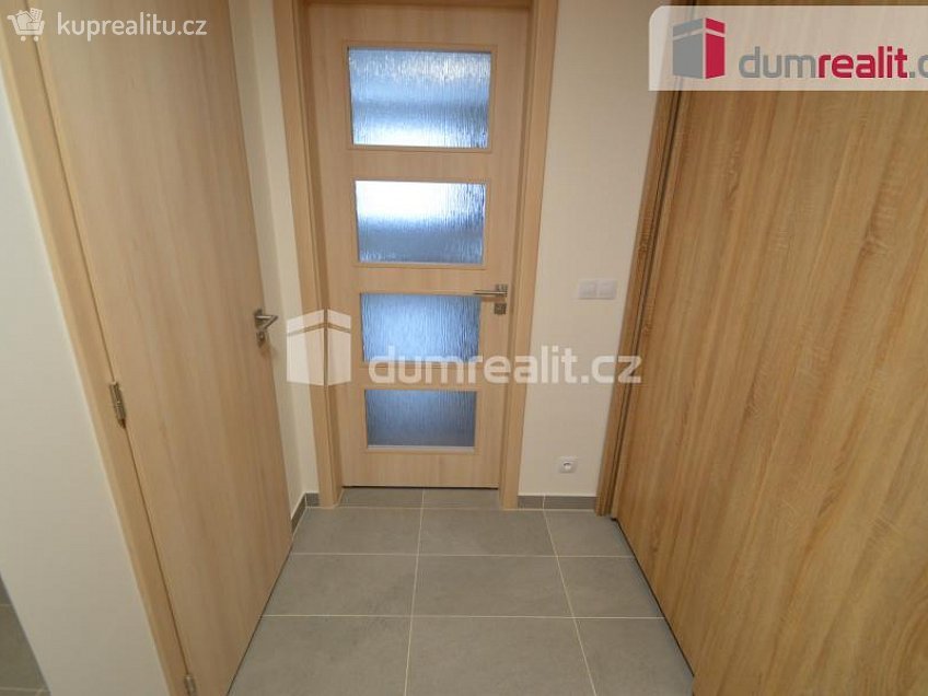 Pronájem bytu 1+kk 40 m^2 Na zlatě, Praha 13 