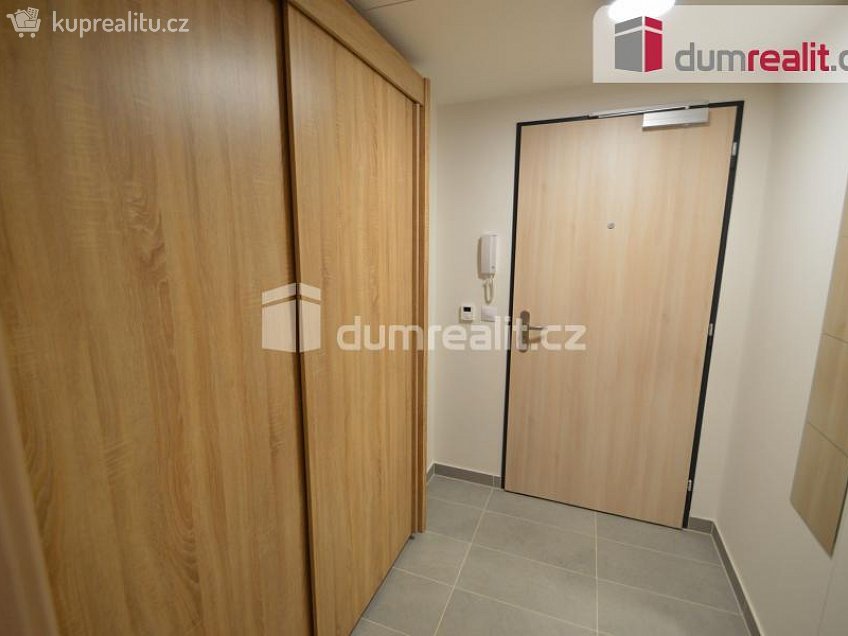 Pronájem bytu 1+kk 40 m^2 Na zlatě, Praha 13 