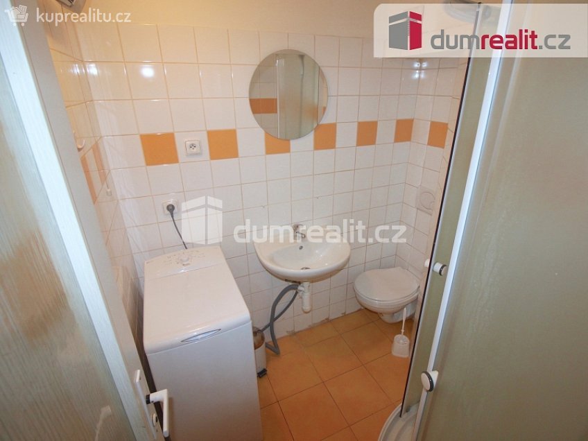 Pronájem bytu 1+kk 25 m^2 Kmochova, Praha 5 