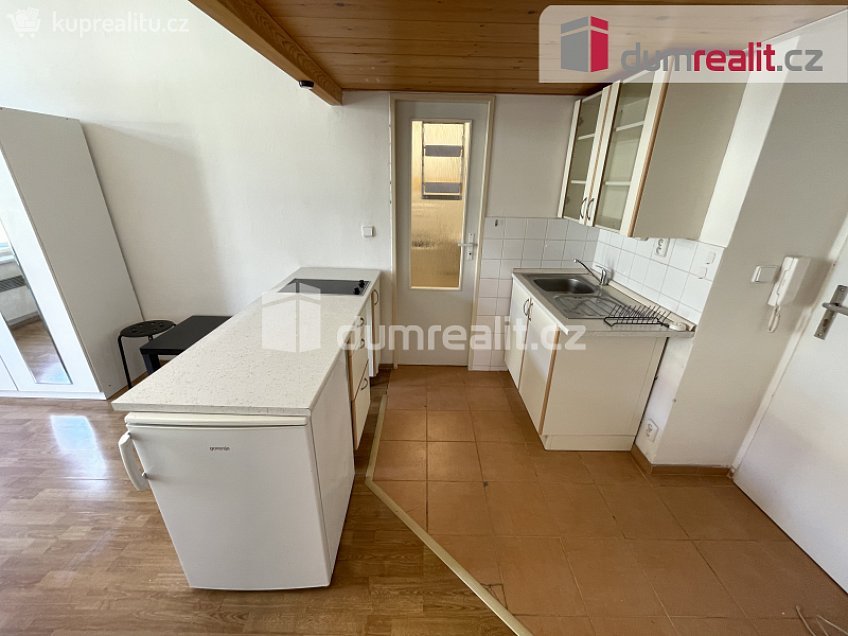 Pronájem bytu 1+kk 25 m^2 Kmochova, Praha 5 