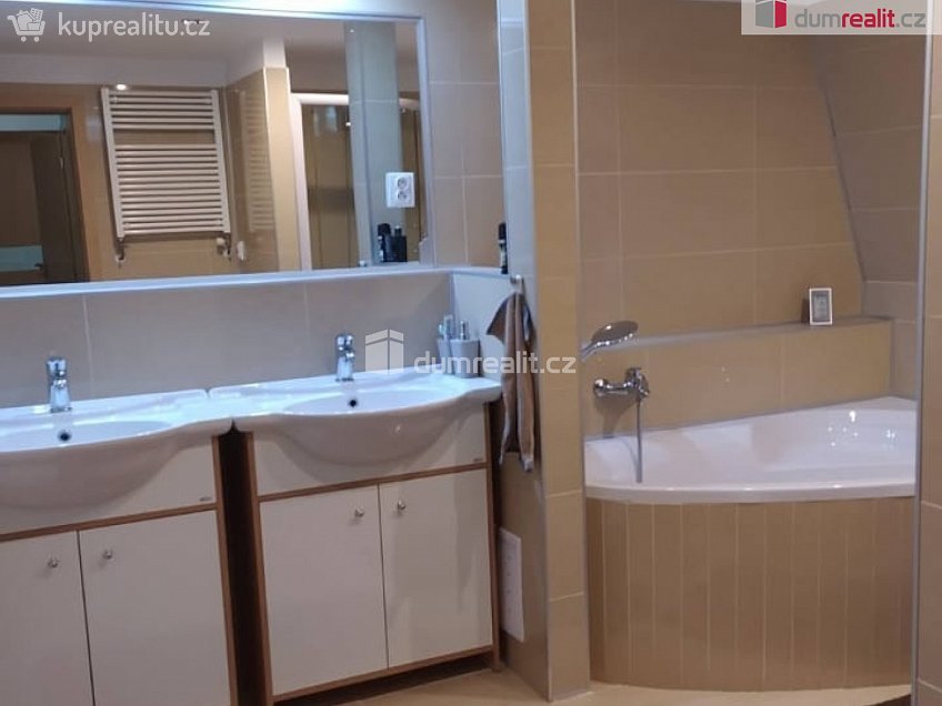 Prodej bytu 4+kk 158 m^2 Růžový kopeček, Cheb 