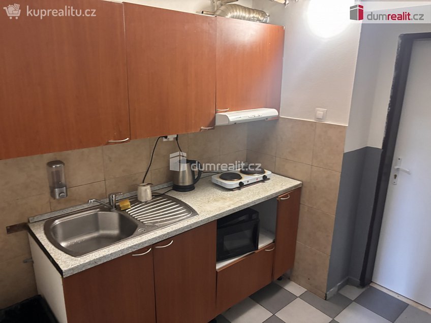 Pronájem bytu - pokoj 13 m^2 Mezi úvozy, Praha 20 