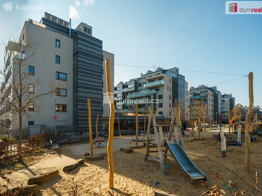 Pronájem bytu 1+kk 37 m^2 Pod stolovou horou, Praha 5 