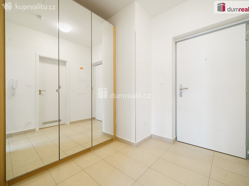 Pronájem bytu 1+kk 37 m^2 Pod stolovou horou, Praha 5 