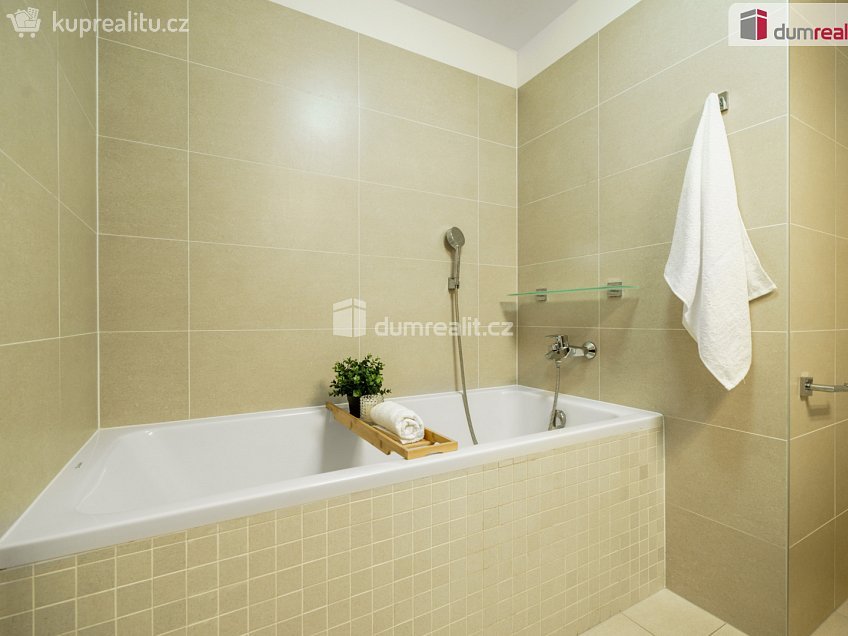 Pronájem bytu 1+kk 37 m^2 Pod stolovou horou, Praha 5 