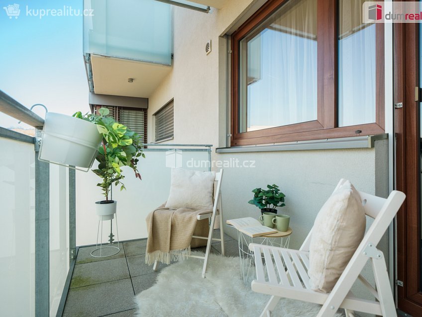 Pronájem bytu 1+kk 37 m^2 Pod stolovou horou, Praha 5 