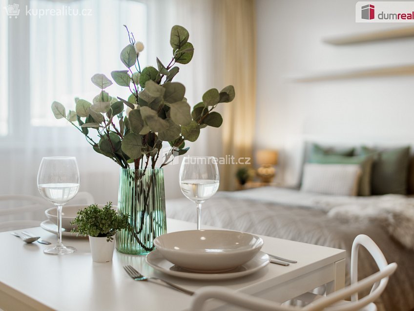 Pronájem bytu 1+kk 37 m^2 Pod stolovou horou, Praha 5 